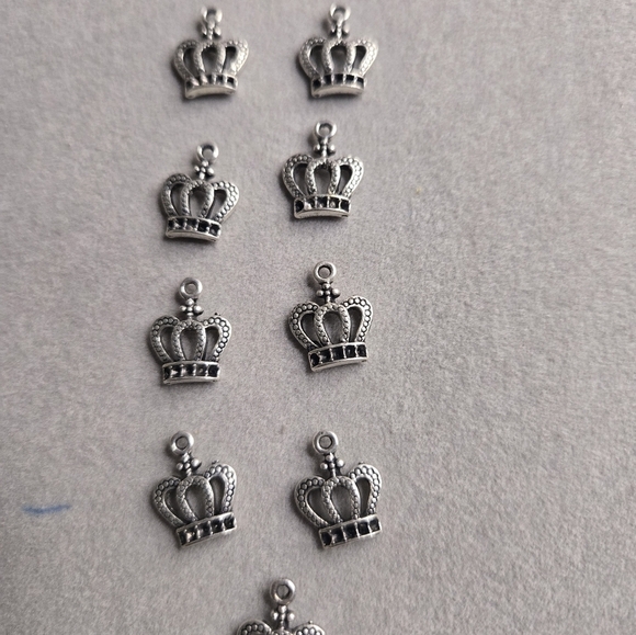 Pewter crown charm - Picture 4 of 5
